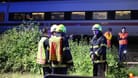 Feuerwehrbeamte vor dem liegengebliebenen ICE: Sie evakuierten den Zug.
