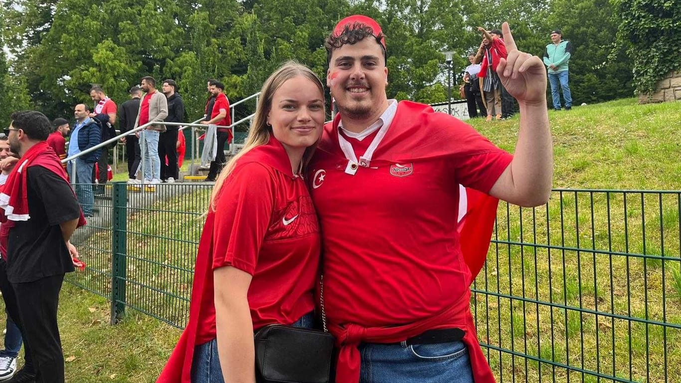 Die beiden Türkei-Anhänger Cemal und Jenny vor dem BVB-Stadion: "Türkische Fans sind die feierlustigsten."