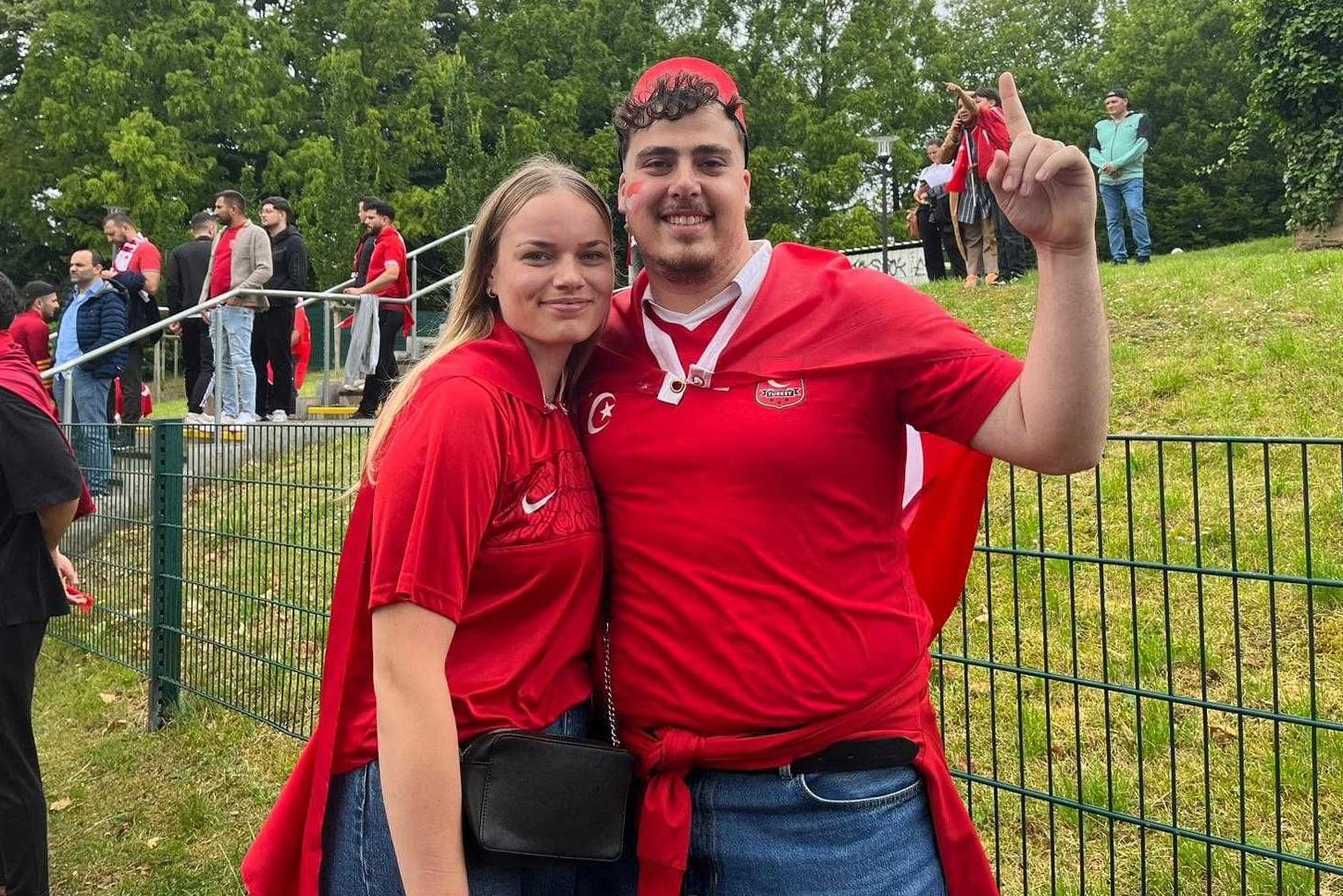 Die beiden Türkei-Anhänger Cemal und Jenny vor dem BVB-Stadion: "Türkische Fans sind die feierlustigsten."