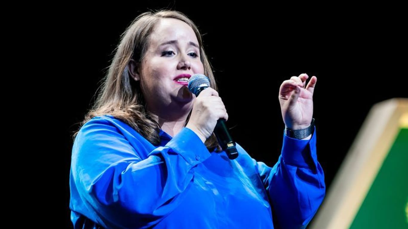 Ricarda Lang, Bundesvorsitzende von Bündnis 90/Die Grünen, spricht bei der Wahlparty der Grünen in der Columbiahalle, nachdem die ersten Hochrechnungen bekannt gegeben wurden