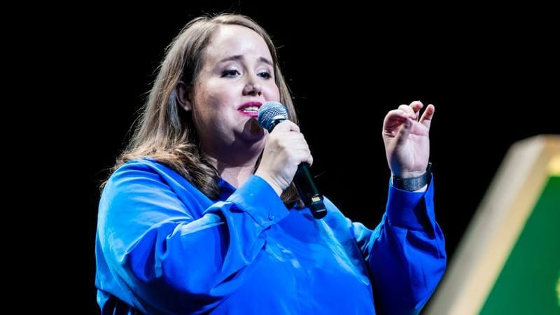 Ricarda Lang, Bundesvorsitzende von Bündnis 90/Die Grünen, spricht bei der Wahlparty der Grünen in der Columbiahalle, nachdem die ersten Hochrechnungen bekannt gegeben wurden