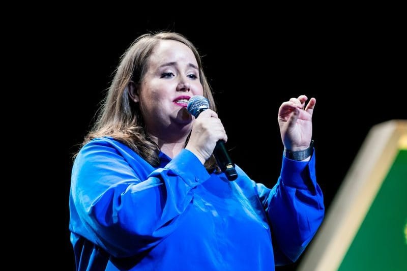 Ricarda Lang, Bundesvorsitzende von Bündnis 90/Die Grünen, spricht bei der Wahlparty der Grünen in der Columbiahalle, nachdem die ersten Hochrechnungen bekannt gegeben wurden