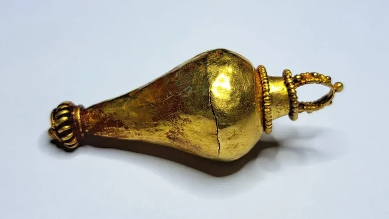 Auf der Insel Rügen hat Carlo Bast einen goldenen Berlock gefunden. Das Schmuckstück ist aus Gold und stammt aus dem ersten oder zweiten Jahrhundert nach Christus.