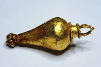Auf der Insel Rügen hat Carlo Bast einen goldenen Berlock gefunden. Das Schmuckstück ist aus Gold und stammt aus dem ersten oder zweiten Jahrhundert nach Christus.
