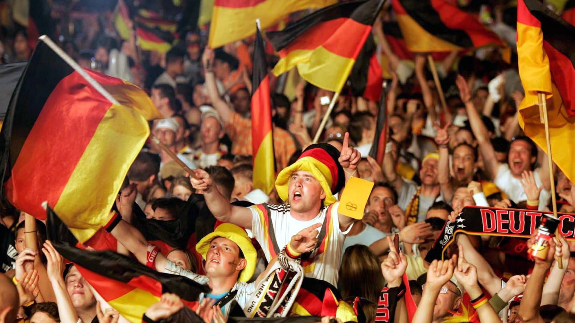 Deutschland-Fans auf der Fanmeile bei der WM 2006: "Sommermärchen" als ewiges Beispiel.