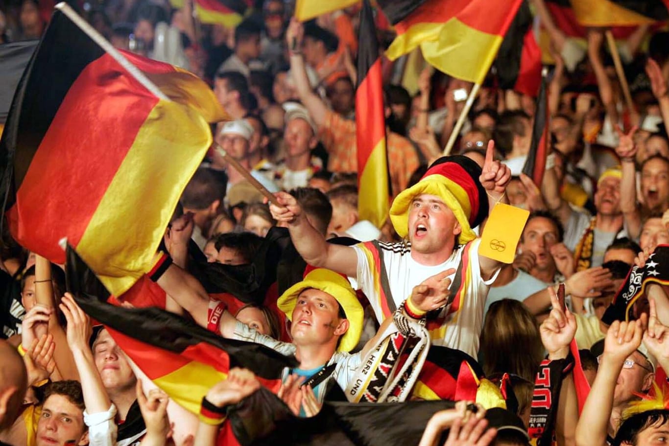 Deutschland-Fans auf der Fanmeile bei der WM 2006: "Sommermärchen" als ewiges Beispiel.