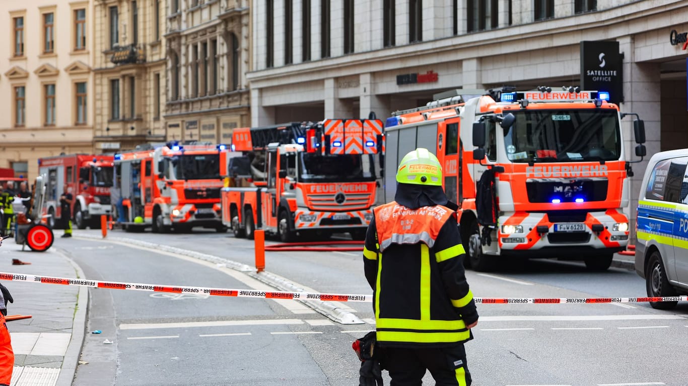 Feuereinsatz in der Frankfurter Innenstadt: In einer Tiefgarage am Opernplatz hat ein Auto gebrannt.
