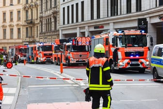 Feuereinsatz in der Frankfurter Innenstadt: In einer Tiefgarage am Opernplatz hat ein Auto gebrannt.