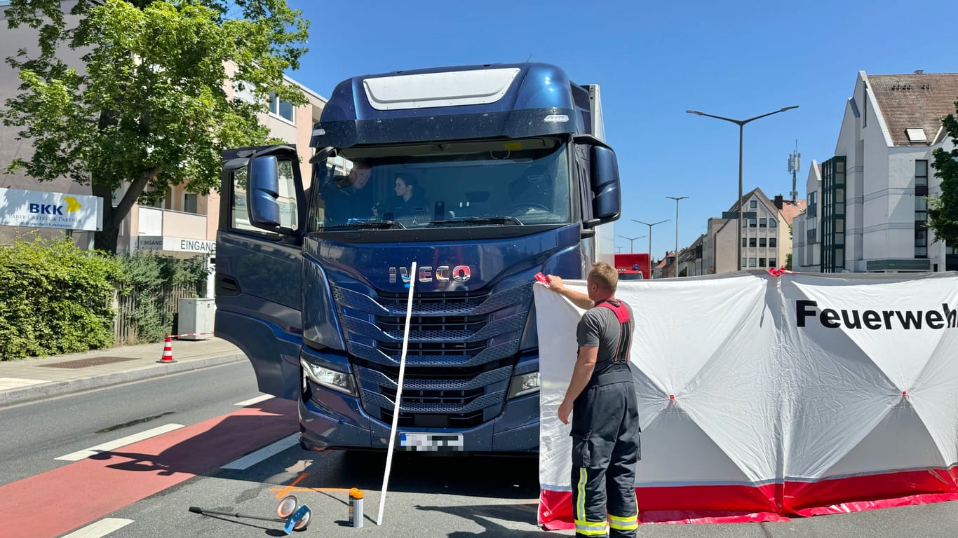 Der Lastwagen hat einen Fußgänger kurz vor der Stadtgrenze zu Stein überrollt: Noch stehen die Ermittlungen am Anfang.