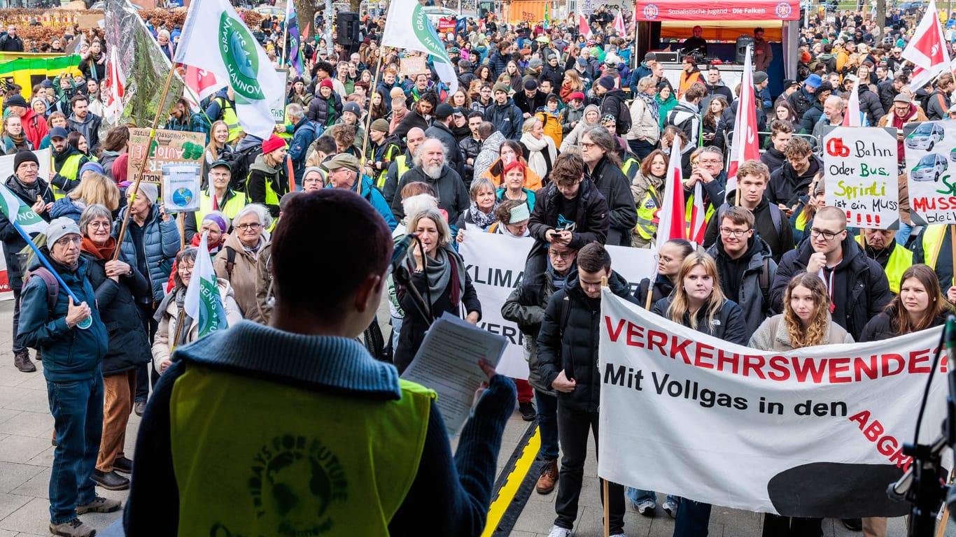 Versammlung von Fridays for Future in Hannover (Archivbild): Bei der Demo am Freitag wurden Einsatzkräfte angegriffen.