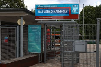 Hier kommt niemand rein (Archivbild): Das Naturbad Hainholz bleibt noch bis Anfang Juli geschlossen.