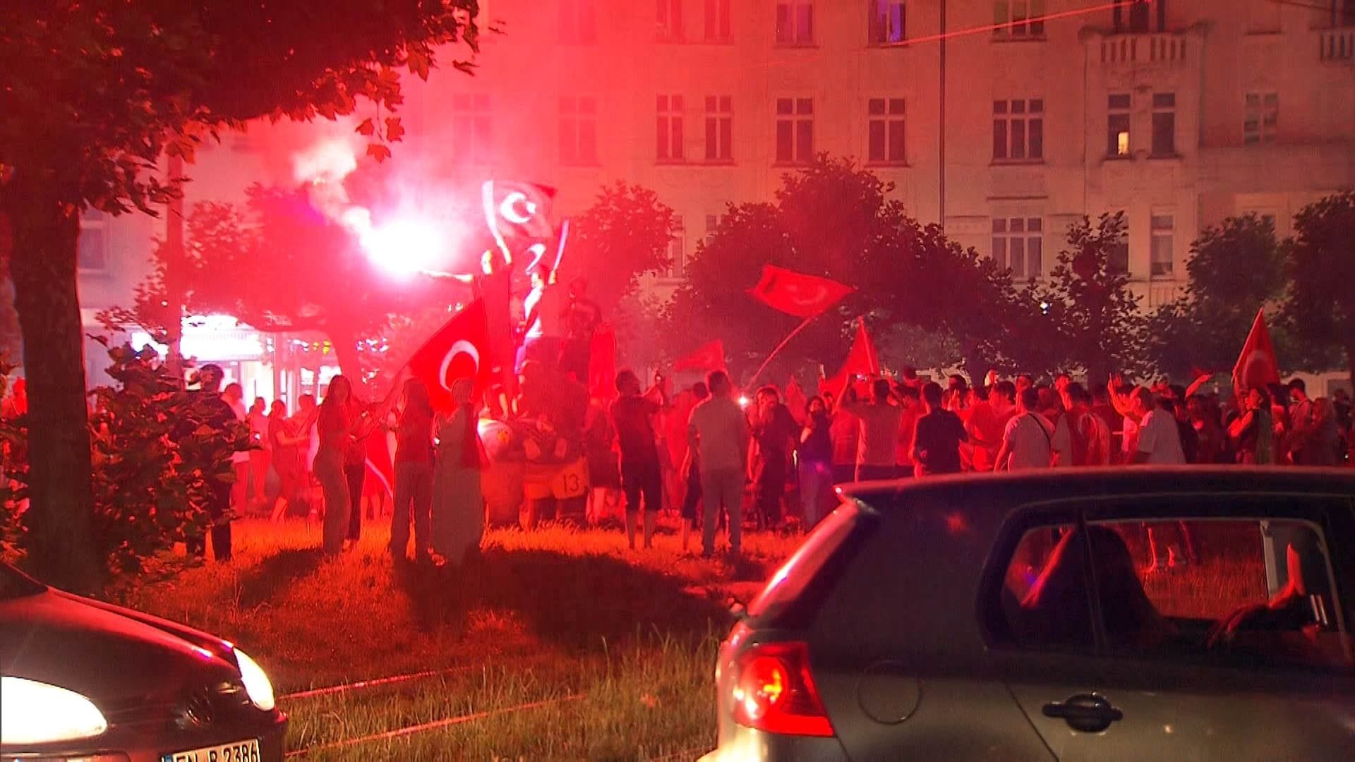 Bengalos am Borsigplatz: Emotionale Feier der türkischen Anhänger an der Gründungsstätte des BVB.