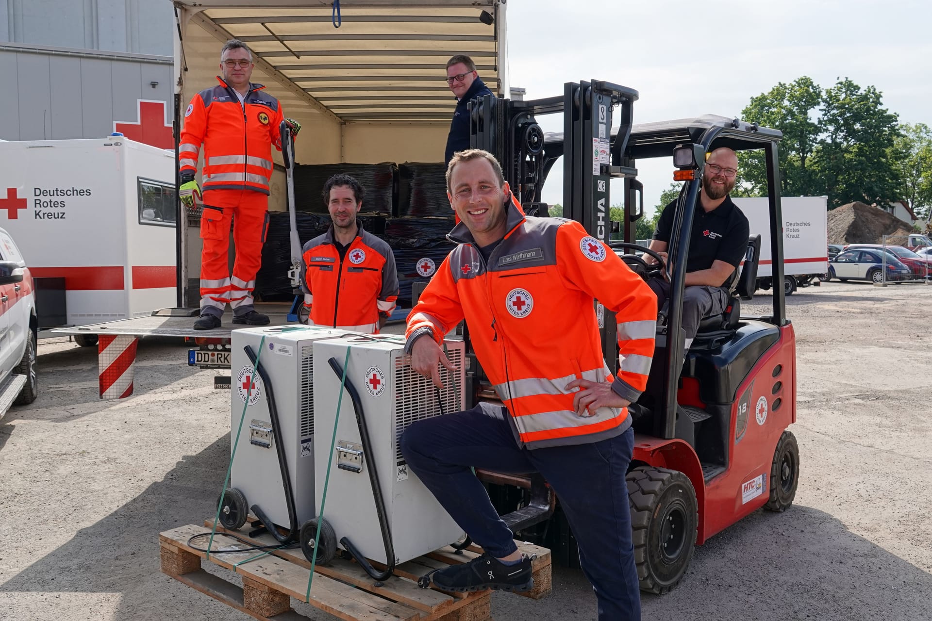 Logistik Hub des DRK in Dresden-Friedrichstadt: Chef-Logistiker Lars Werthmann und seine Kollegen packen Bautrockner für je 1.000 Euro zusammen.