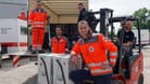 Logistik Hub des DRK in Dresden-Friedrichstadt: Chef-Logistiker Lars Werthmann und seine Kollegen packen Bautrockner für je 1.000 Euro zusammen.