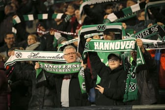 Fans von Hannover 96 (Symbolfoto): Auf Instagram feierten tausende Menschen den ersten Stadionbesuch eines langjährigen 96-Fans.