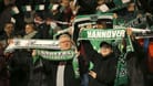 Fans von Hannover 96 (Symbolfoto): Auf Instagram feierten tausende Menschen den ersten Stadionbesuch eines langjährigen 96-Fans.