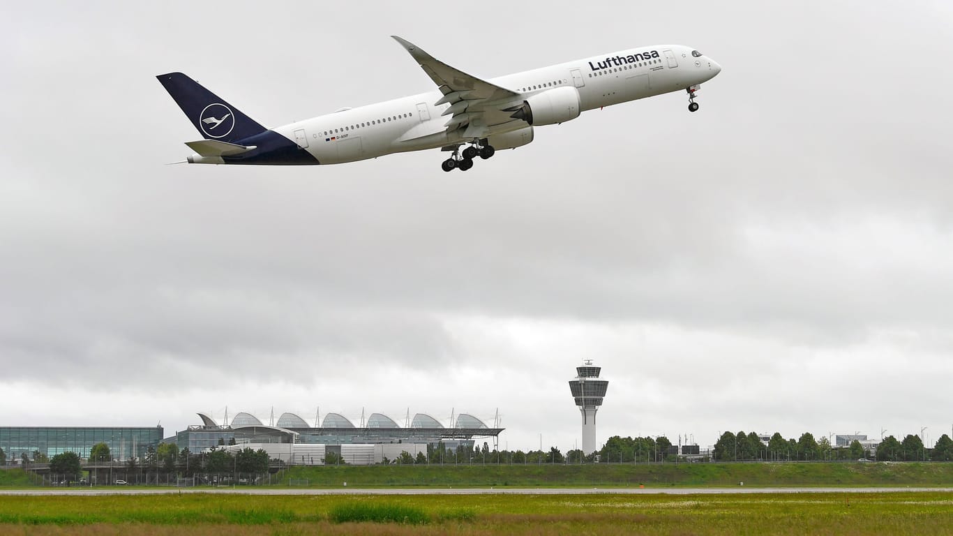 Eine Lufthansa-Maschine hebt am Flughafen München ab: Dreimal pro Woche fliegt die Airline künftig auch nach Seattle.