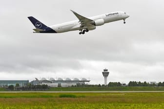 Eine Lufthansa-Maschine hebt am Flughafen München ab: Dreimal pro Woche fliegt die Airline künftig auch nach Seattle.