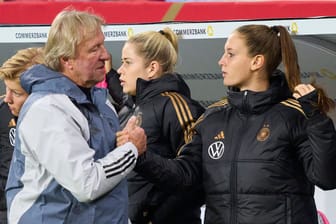 Horst Hrubesch und Ena Mahmutovic (r.): Die Spielerin wurde erstmals im Februar 2023 von der früheren Trainerin Martina Voss-Tecklenburg in den deutschen Kader berufen worden.