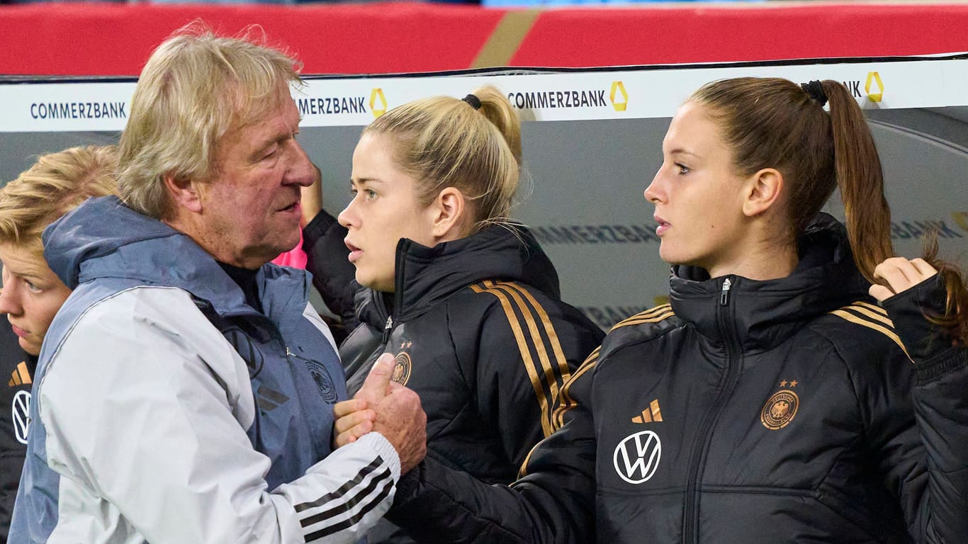 Horst Hrubesch und Ena Mahmutovic (r.): Die Spielerin wurde erstmals im Februar 2023 von der früheren Trainerin Martina Voss-Tecklenburg in den deutschen Kader berufen worden.