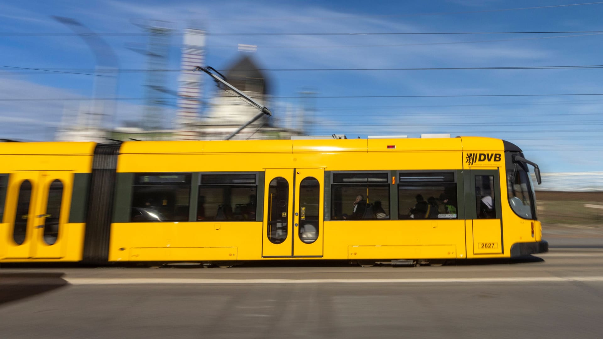 Tram unterwegs in Dresden (Archivfoto): Schwarzfahrer können sich hier künftig nicht mehr strafbar machen.