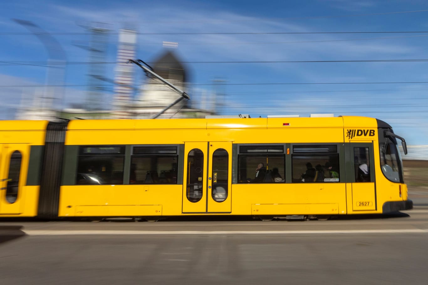 Tram der DVB in Dresden (Symbolfoto): Hier fährt auch ein "Tramfluencer" mit.