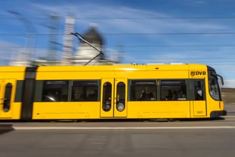 Tram unterwegs in Dresden (Archivfoto): Schwarzfahrer können sich hier künftig nicht mehr strafbar machen.