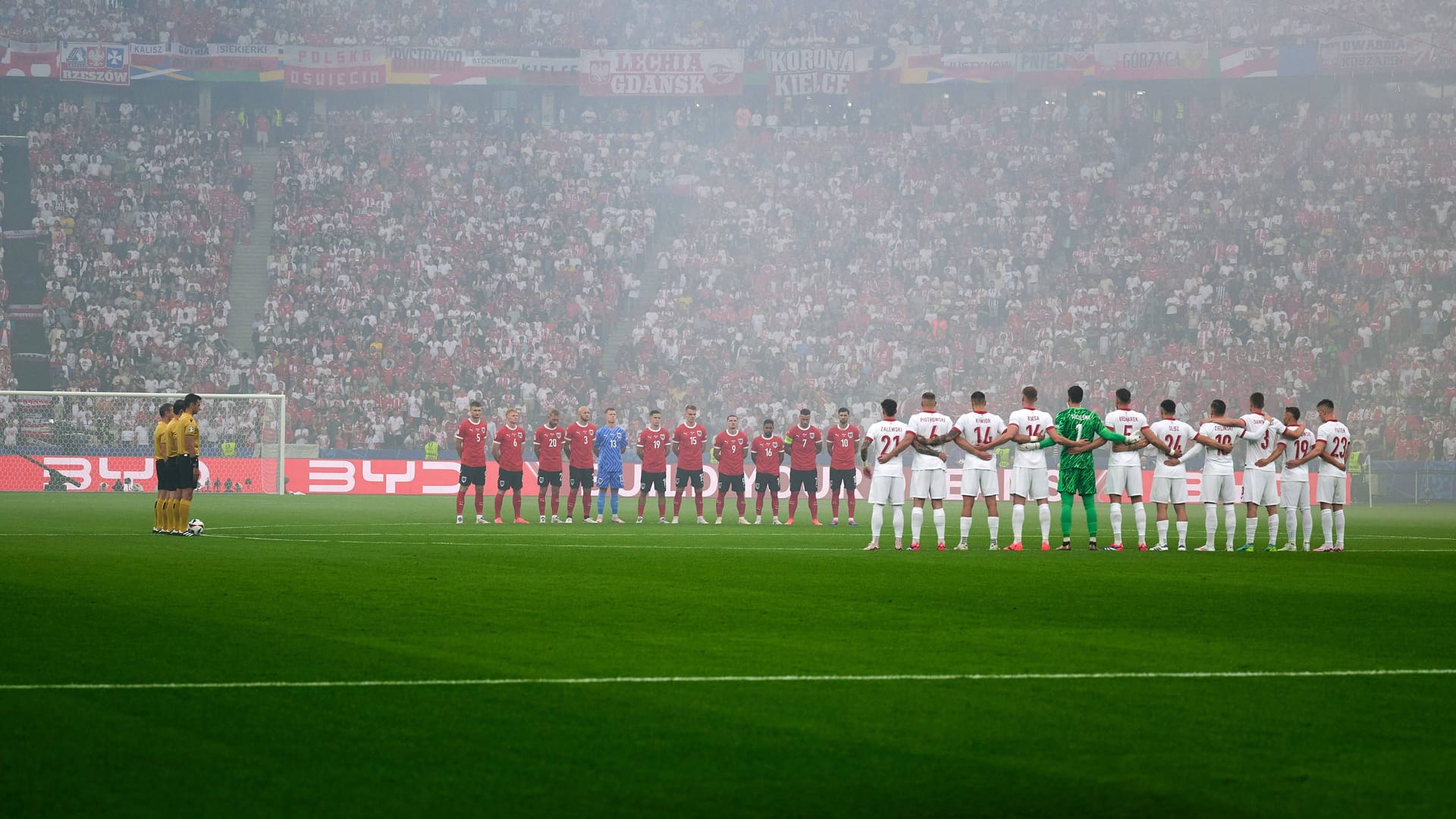 Die Begrüßung der polnischen und österreichischen Nationalmannschaft vor dem EM-Spiel: Im Olympiastadion verunglückte während der Partie ein Fan.