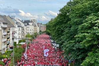 Der Fanmarsch der Österreicher zur Arena: Mehrere Tausend Anhänger nahmen an ihm teil.