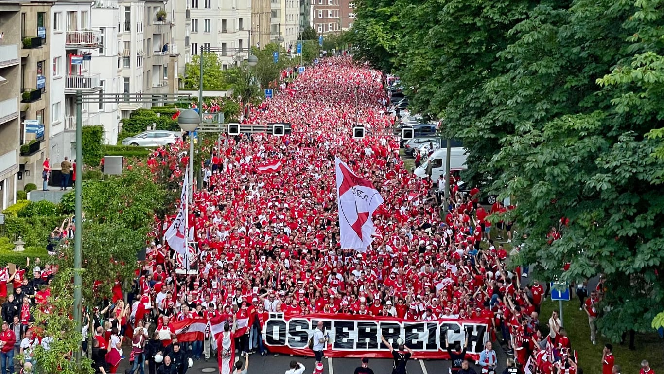 Der Fanmarsch der Österreicher zur Arena: Mehrere Tausend Anhänger nahmen an ihm teil.