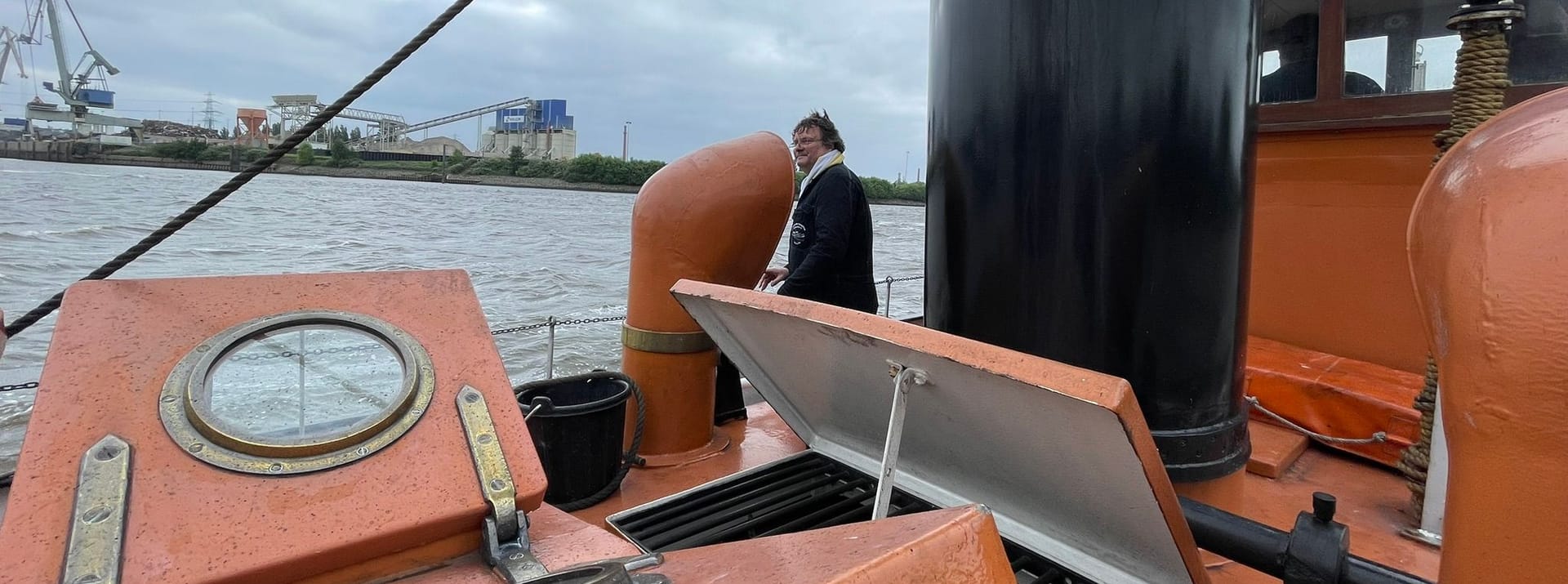 Maschinist Michael an Deck der "Otto Lauffer": Seit 15 Jahren arbeitet er ehrenamtlich für den Museumshafen Övelgönne e.V. Der Hamburger Verein besitzt insgesamt zehn historische Dampfschiffe.