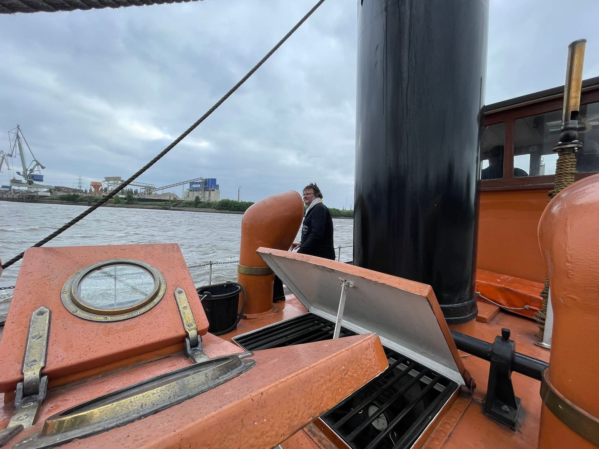 Maschinist Michael an Deck der "Otto Lauffer": Seit 15 Jahren arbeitet er ehrenamtlich für den Museumshafen Övelgönne e.V. Der Hamburger Verein besitzt insgesamt zehn historische Dampfschiffe.