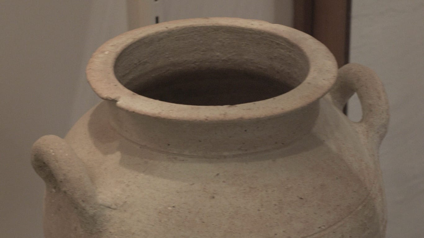 Eine alte römische Urne (Symbolbild): In einem ähnlichen Gefäß wurde in Spanien der wohl älteste Wein der Welt entdeckt.