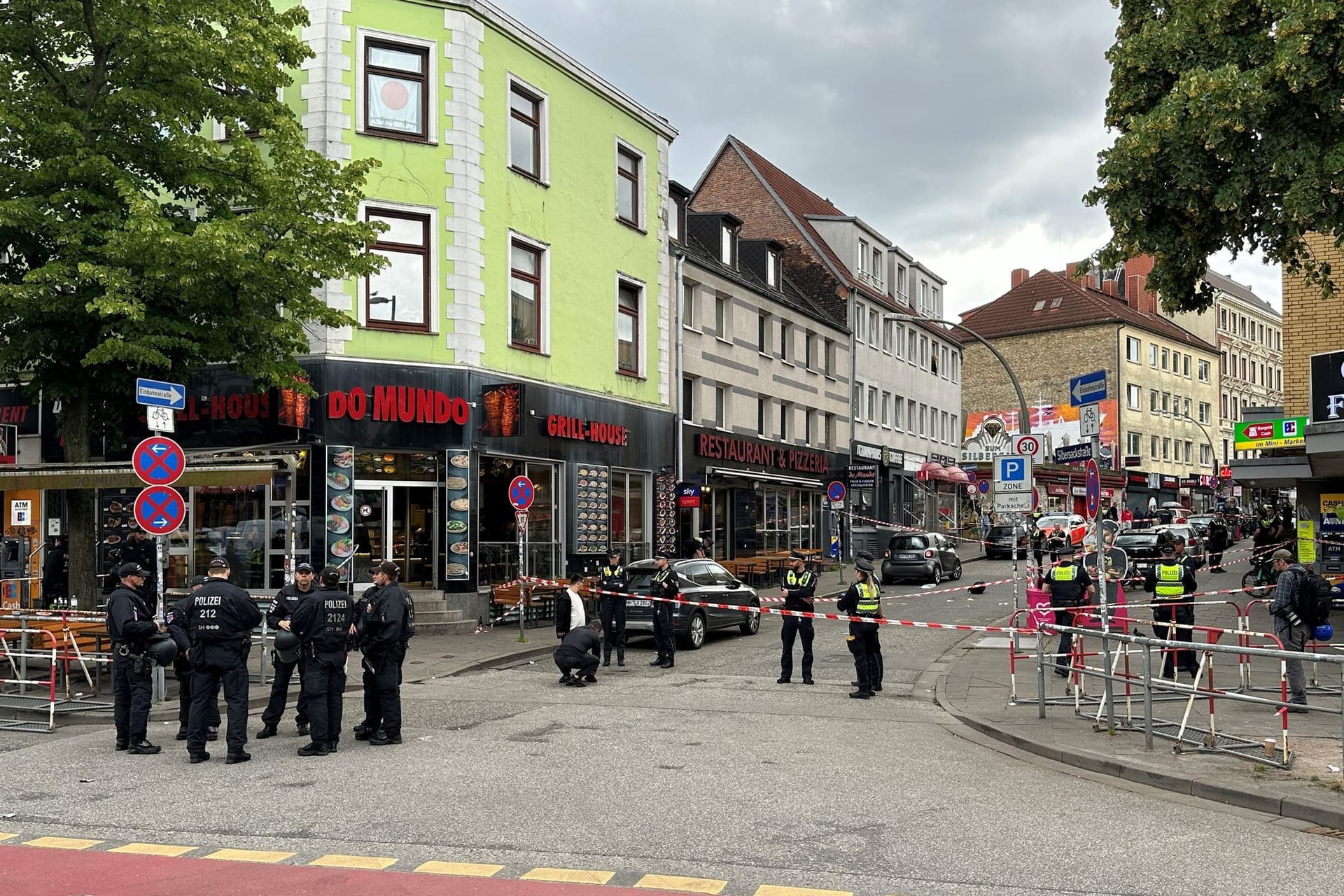 Die Polizei sperrt die Silbersackstraße nach einem Einsatz einen Bereich nahe der Reeperbahn ab. Dort hatte der Mann versucht, Menschen mit einem Hammer zu attackieren.