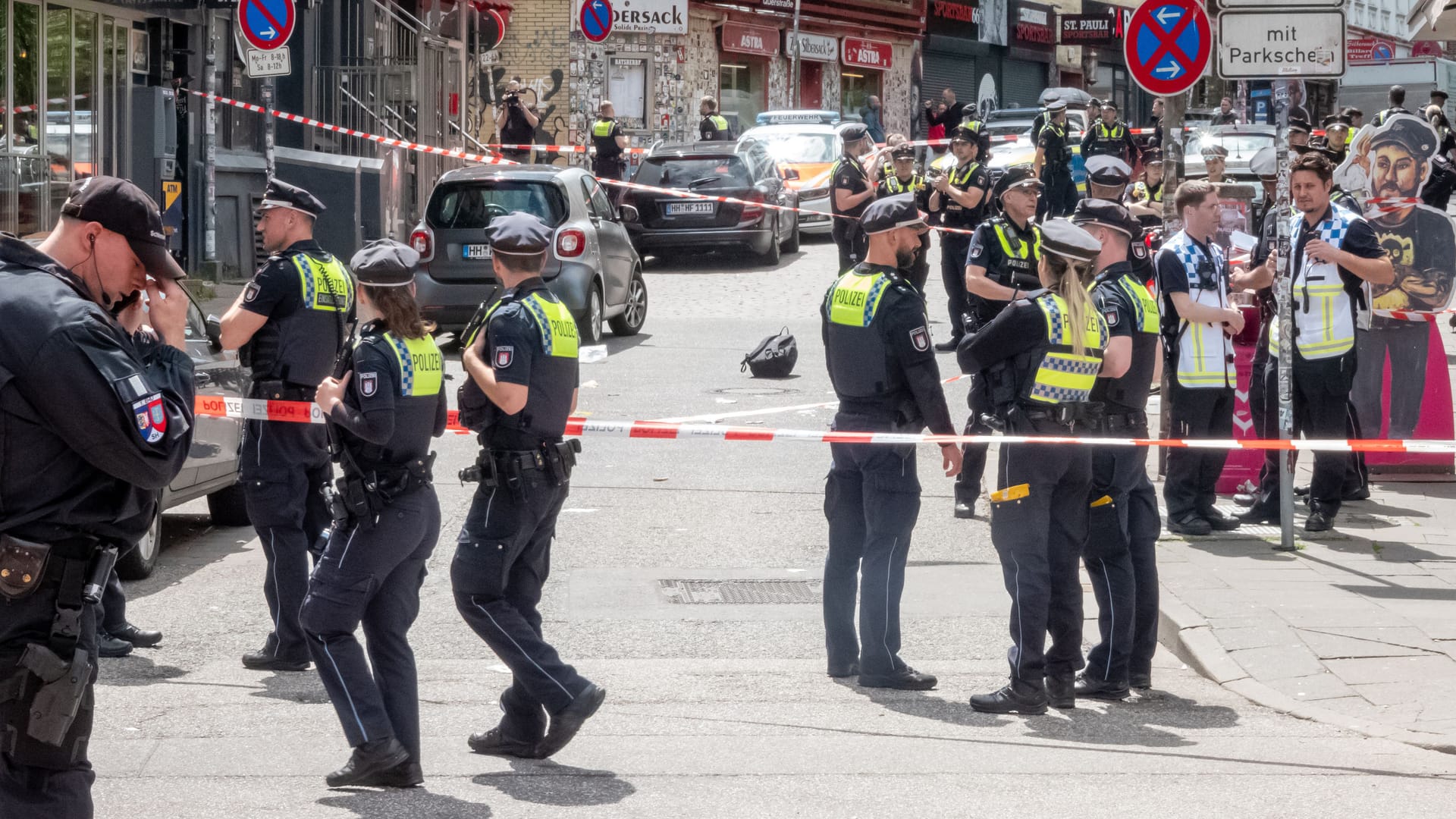 Polizisten stehen am Einsatzort auf St. Pauli: Der Angreifer aus Buchholz wurde niedergeschossen. Polizisten stehen am Einsatzort auf St. Pauli: Der Angreifer aus Buchholz wurde niedergeschossen.