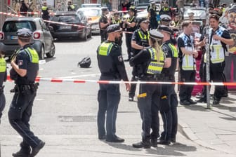 Polizisten stehen am Einsatzort auf St. Pauli: Der Angreifer aus Buchholz wurde niedergeschossen.