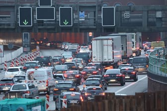 Stau auf der Autobahn A7 vor dem Elbtunnel in Hamburg (Symbolbild): Die ersten Bauarbeiten starten bereits am Freitagmorgen.