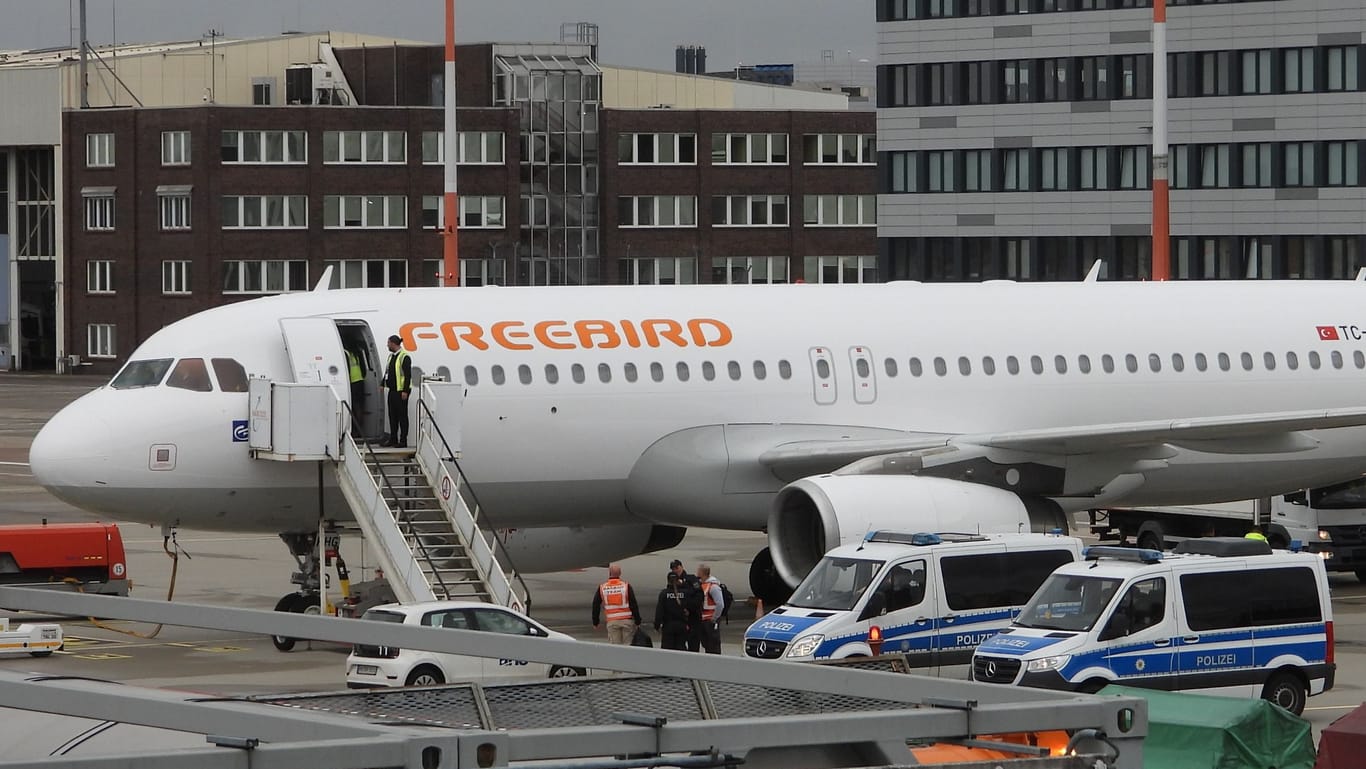 Die Maschine der Fluggesellschaft "Freebird": Die Asylbewerber wurden unter Polizeischutz zum Flugzeug gebracht.