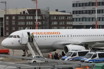 Die Maschine der Fluggesellschaft "Freebird": Die Asylbewerber wurden unter Polizeischutz zum Flugzeug gebracht.
