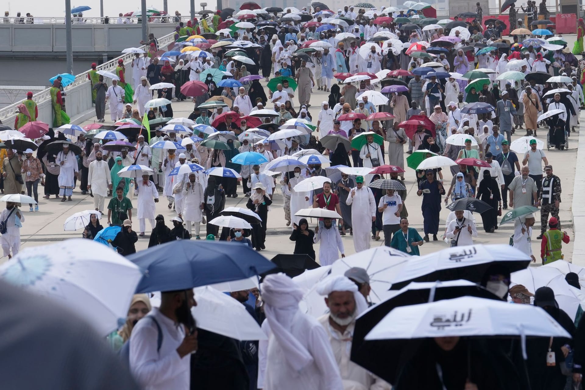 Muslimische Pilger schützen sich mit Sonnenschirmen vor der extremen Hitze.