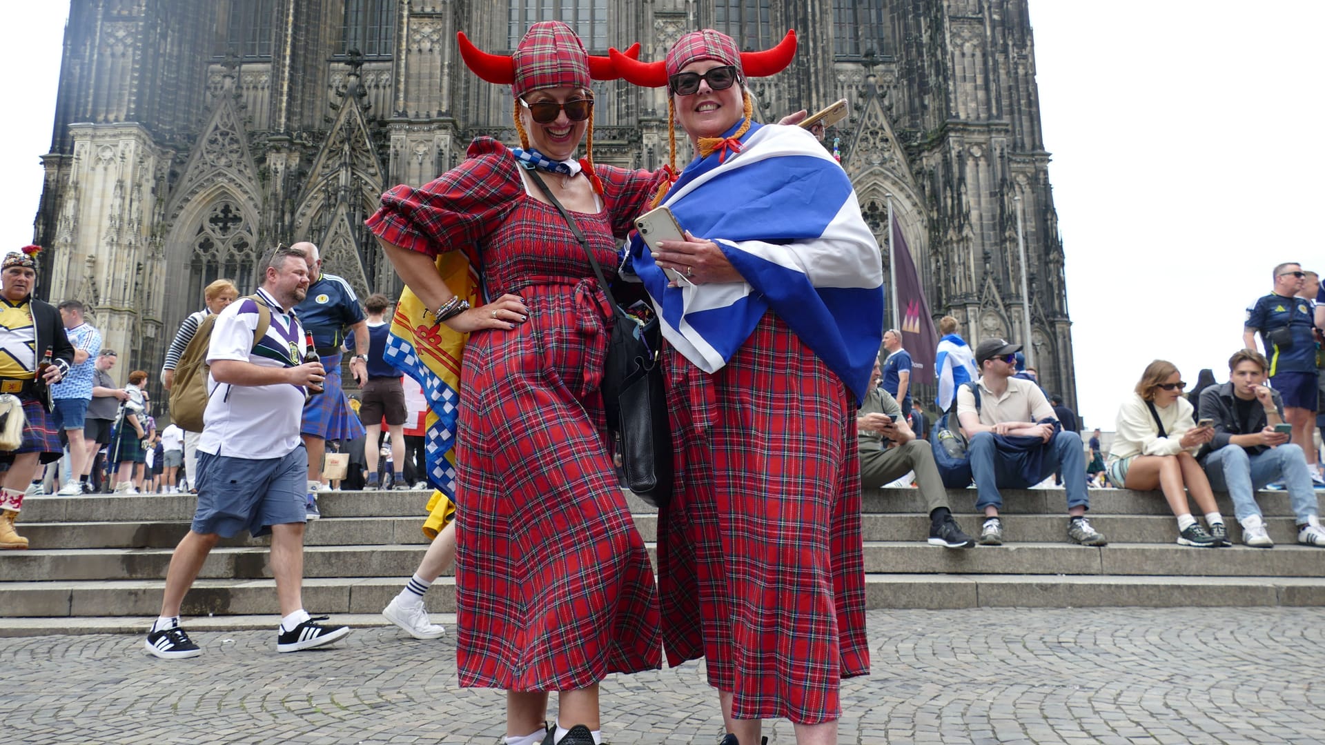 Ruth Lawrie und Margo McLean aus Schottland: Sie haben sich besonders in Schale geworfen.