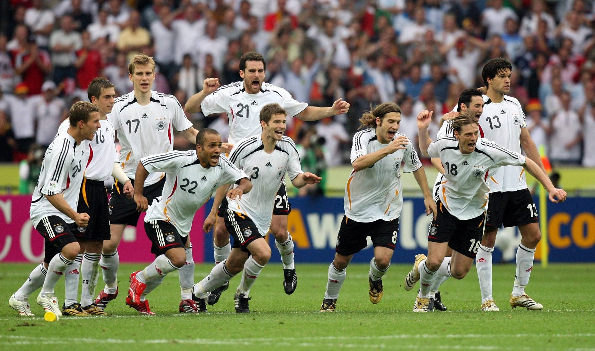 Kollektiver Ausbruch: Die deutschen Spieler feiern den Sieg gegen Argentinien im Viertelfinale der WM 2006 in Deutschland.