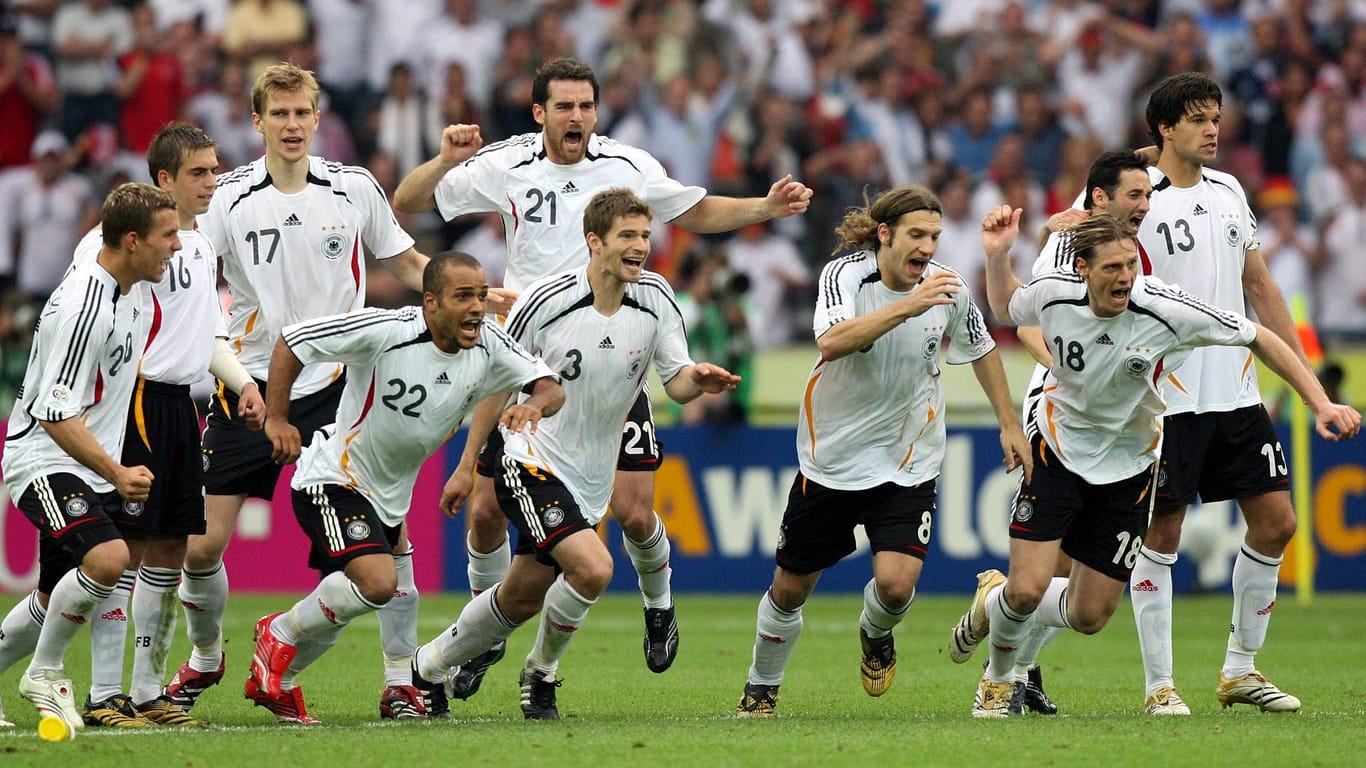 Kollektiver Ausbruch: Die deutschen Spieler feiern den Sieg gegen Argentinien im Viertelfinale der WM 2006 in Deutschland.