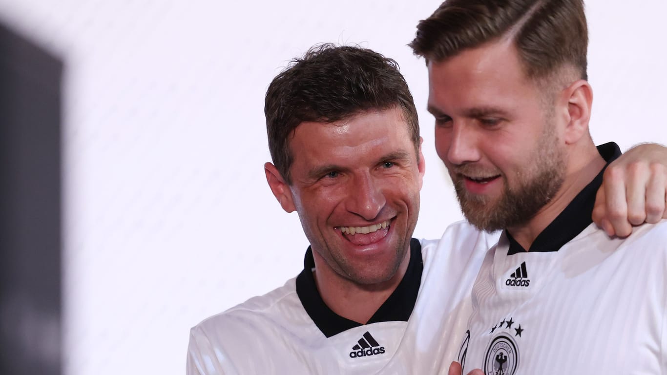 Thomas Müller und Niclas Füllkrug scherzen bei einer DFB-Pressekonferenz.