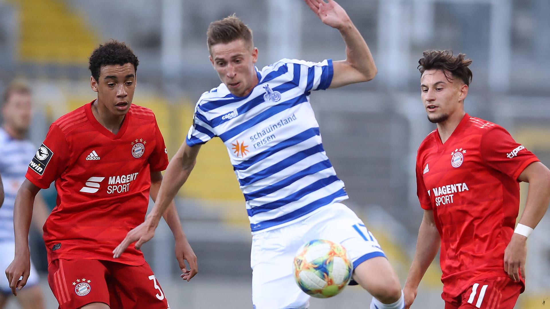 Der heutige A-Nationalspieler Jamal Musiala (l.) und Nicolas Kühn (r.) bei einem Spiel des FC Bayern II gegen den MSV Duisburg.