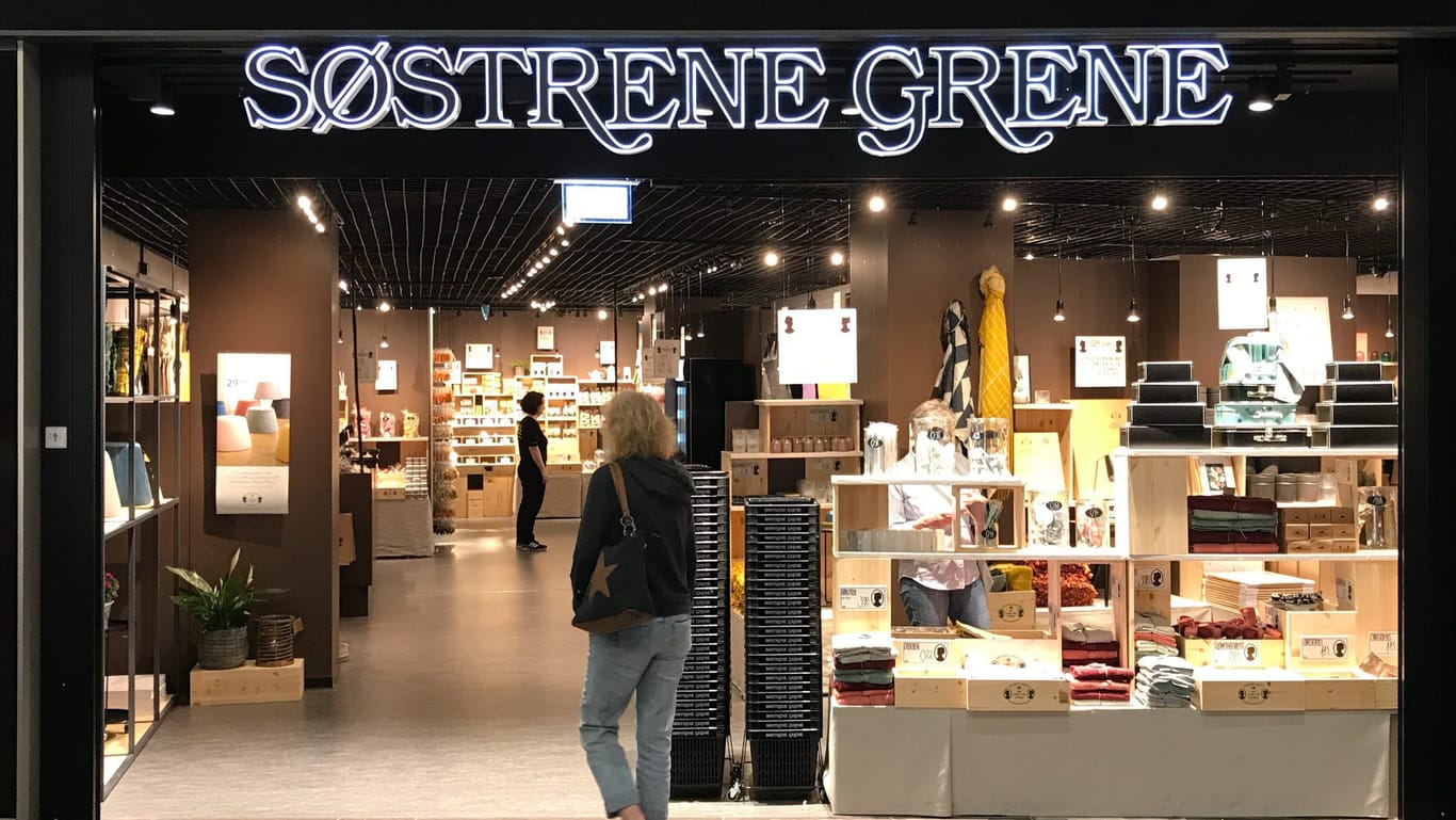 Eine Kundin geht in eine Filiale von "Søstrene Grene": Das genaue Eröffnungsdatum steht noch nicht fest.