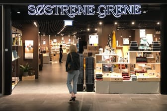 Eine Kundin geht in eine Filiale von "Søstrene Grene": Das genaue Eröffnungsdatum steht noch nicht fest.