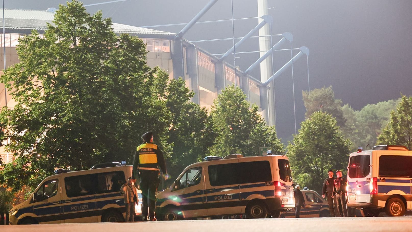 Einsatzkräfte der Polizei sicherten am Montagabend eine Straße neben dem Max-Morlock-Stadion.