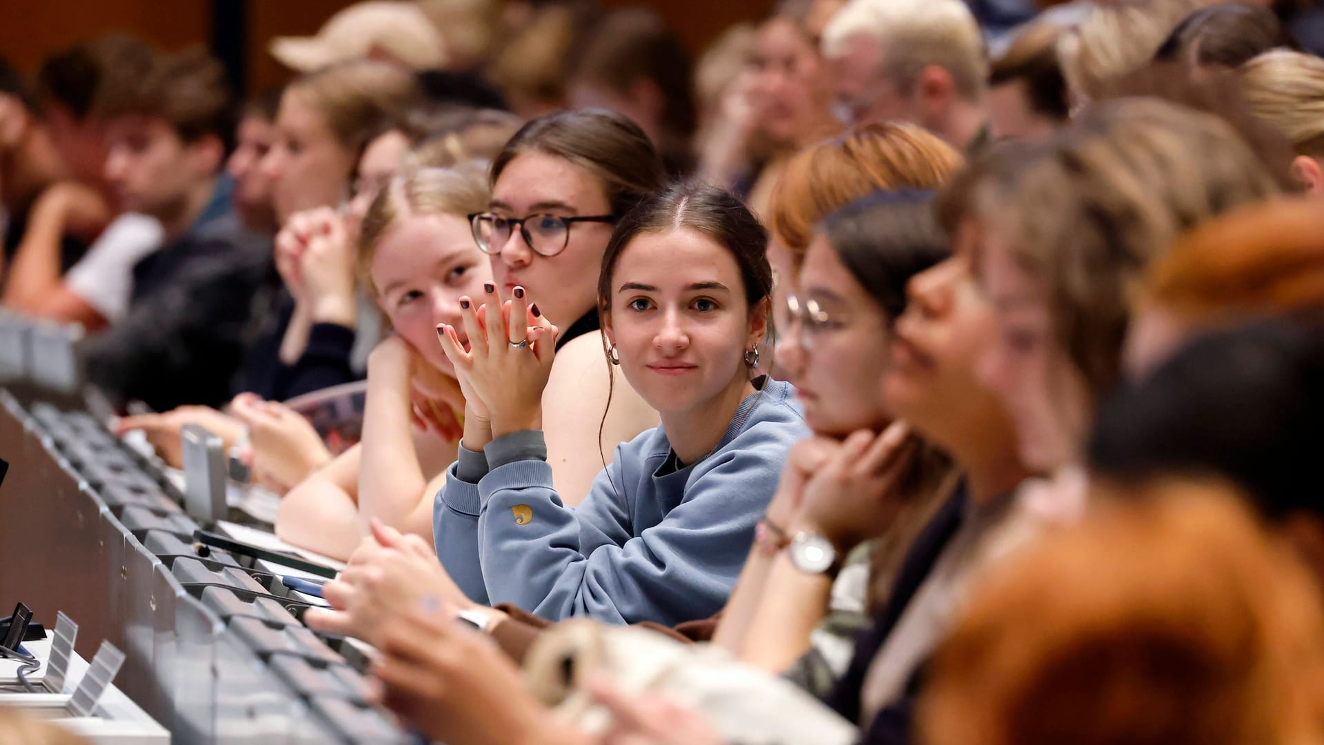 Studentinnen und Studenten in einem Hörsaal: Auch Studierende müssen in der Kranken- und Pflegeversicherung versichert sein.