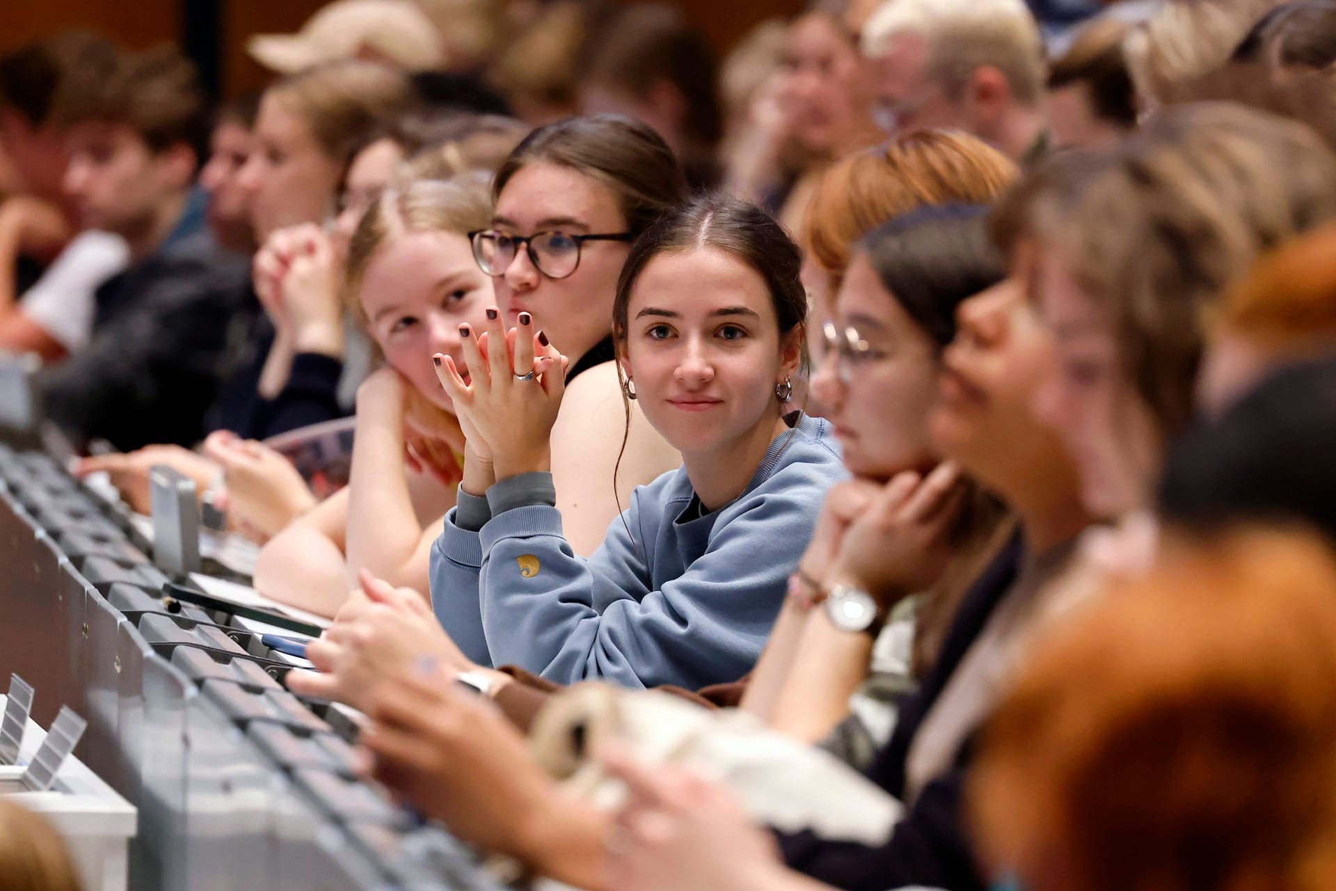 Studentinnen und Studenten in einem Hörsaal: Auch Studierende müssen in der Kranken- und Pflegeversicherung versichert sein.